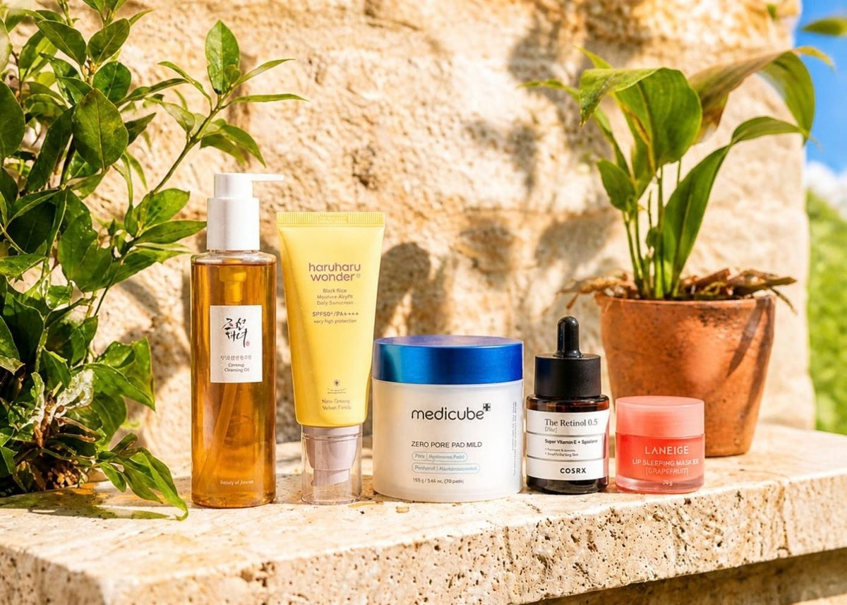 Productos de skincare y maquillaje en una repisa de mármol