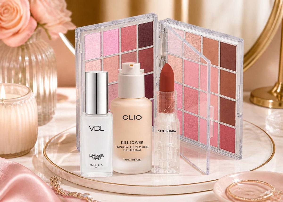 Estante de maquillaje con flores y un espejo